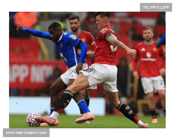 曼联芒特替补登场头球攻门偏出,与进球失之交臂